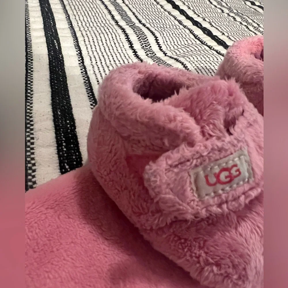 Pink Ugg baby booties and blankie Snuggie duo size 0/1